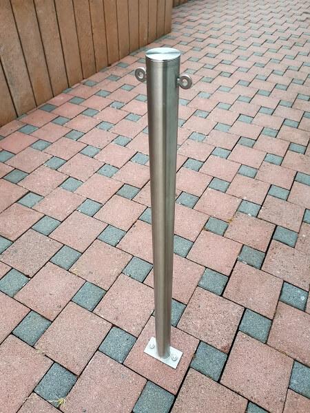 Absperrpfosten aus Edelstahl Ø 48,3 mm mit Ringösen – Sperrpfosten zum Aufdübeln für Parkplatz- und Gehwegabsperrungen